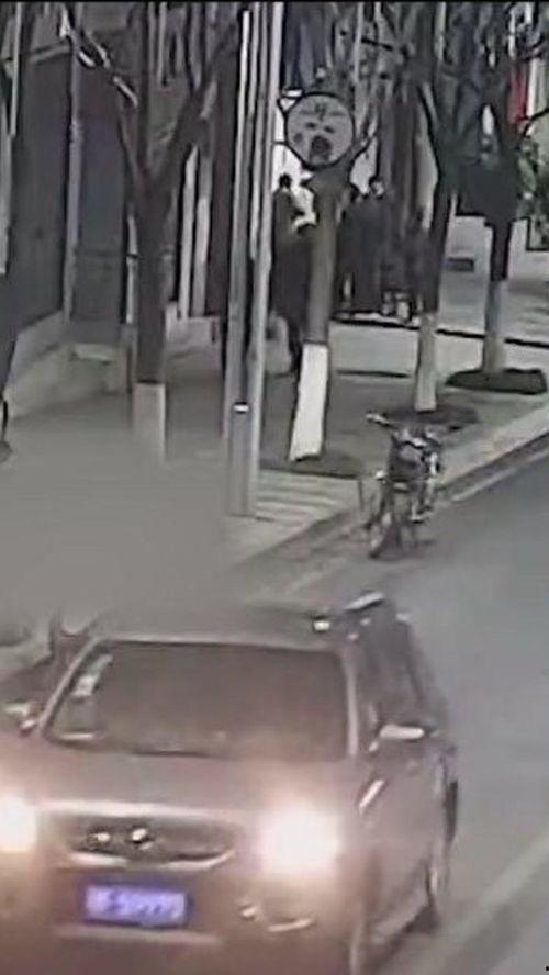 醉酒男子殴打吃瓜群众,现场目击者惊呼不已